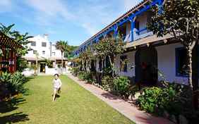 Um den Garten der Hacienda reihen sich die Ferienhäuser und das Appartementhaus